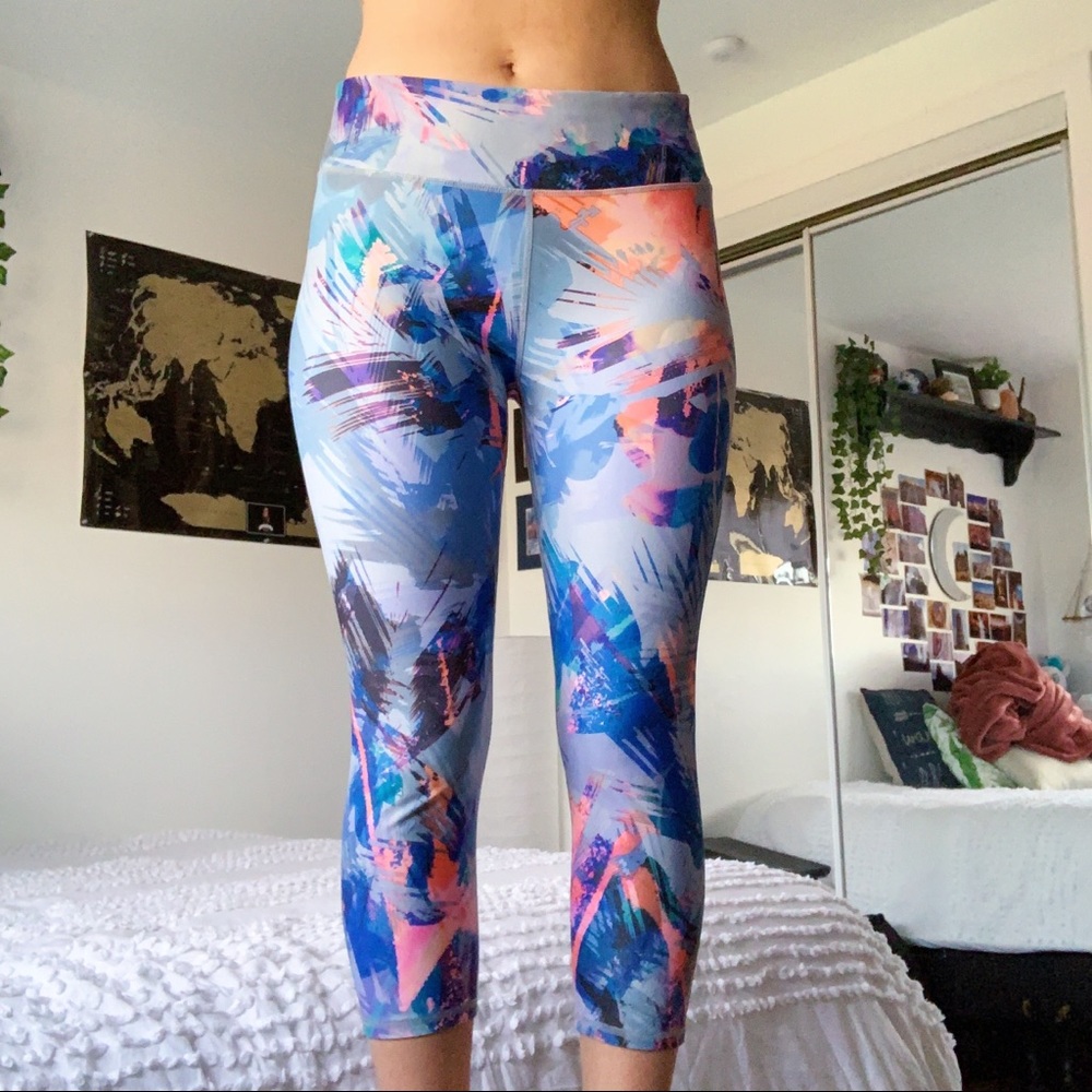 abstract quarter-length leggings